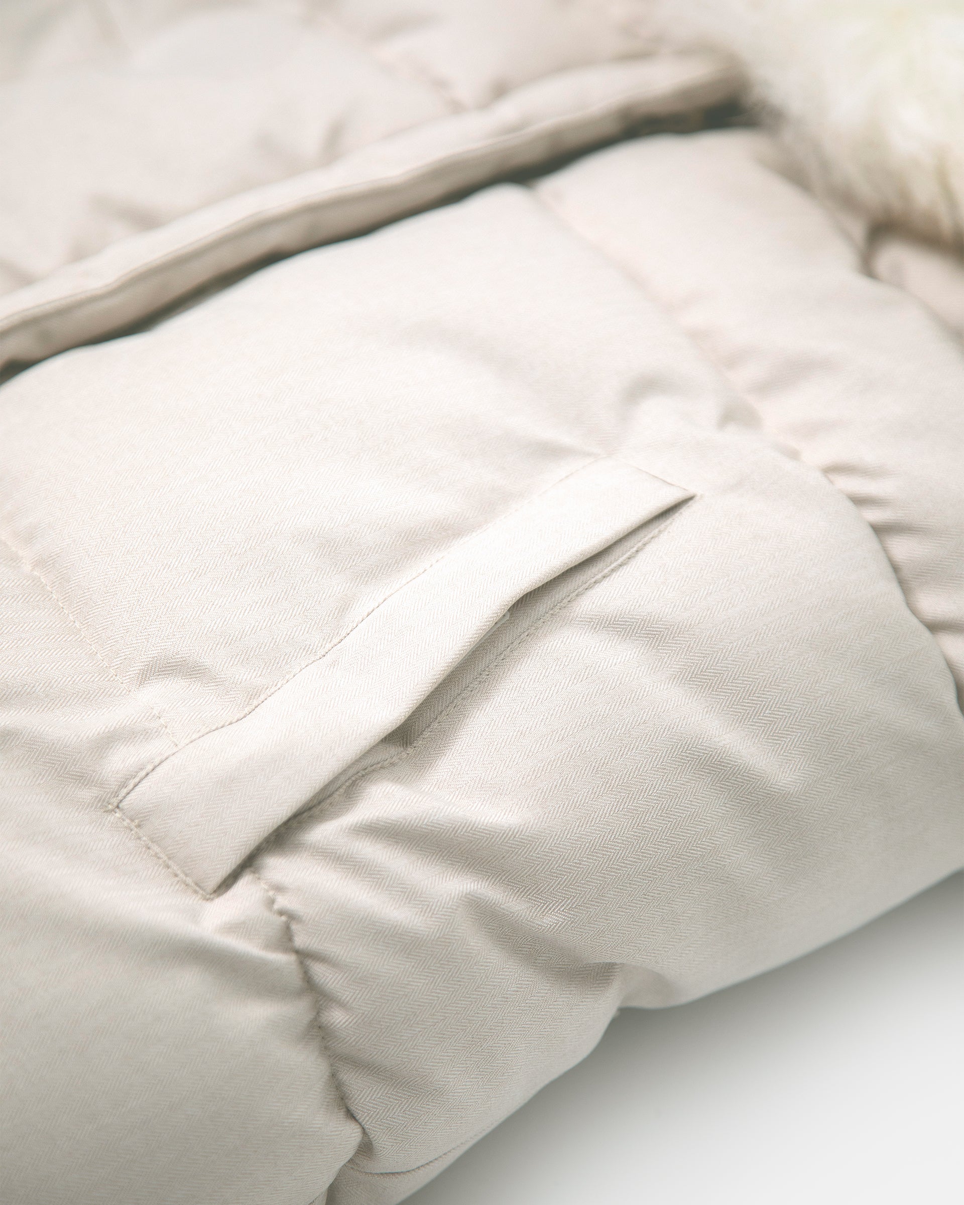 Heather Beige - White Faux Fur//